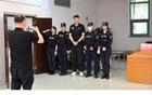 杜锋与警官合影引爆笑点，球迷戏称杜总，合影需巧避中心位。