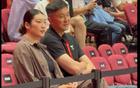 李梦亮相耐高决赛，打扮亮眼，与杜锋交流。